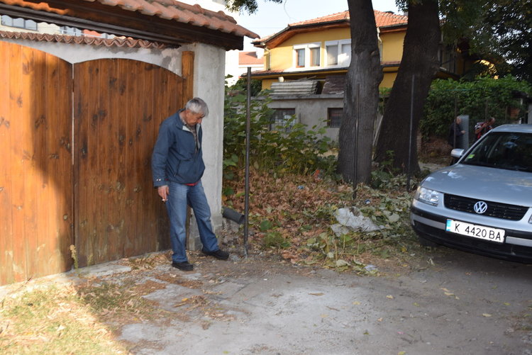 Хасанов посочва границата на имота