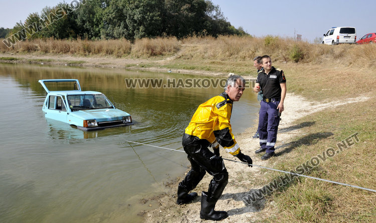 Обърнаха крадена кола в язовир на рождения ден на собственика