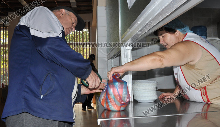 99 бедни от Хасково на опашка за "Топъл обяд" в „Паисий“