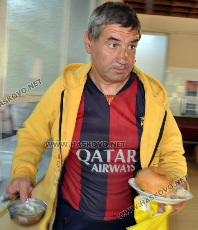 99 бедни от Хасково на опашка за "Топъл обяд" в „Паисий“