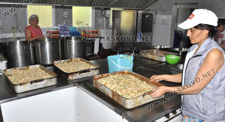 99 бедни от Хасково на опашка за "Топъл обяд" в „Паисий“