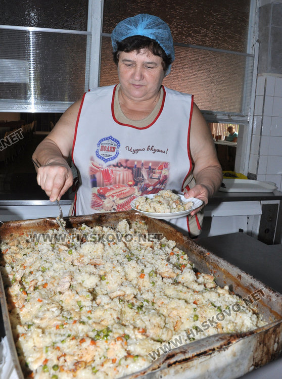 99 бедни от Хасково на опашка за "Топъл обяд" в „Паисий“