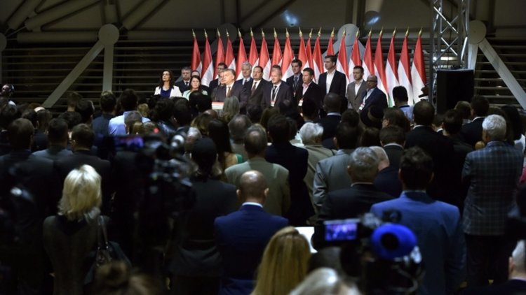 Референдумът постигна целта си, променяме конституцията, обяви Орбан