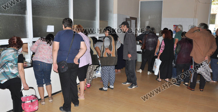 99 бедни от Хасково на опашка за "Топъл обяд" в „Паисий“