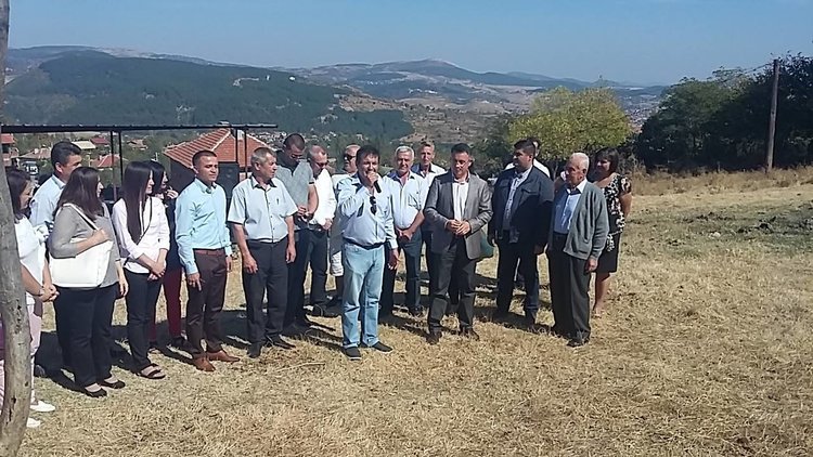 Халва и предизборни закачки на БСП с ДПС на събора в село Брош