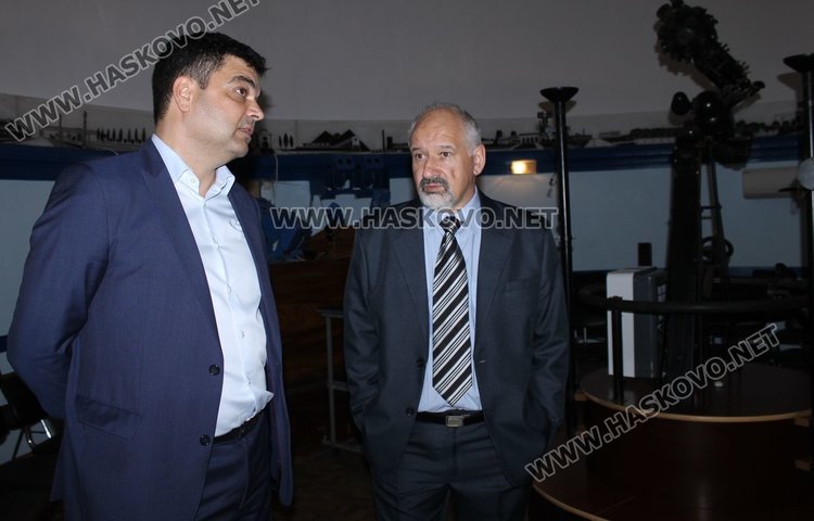 Общината търси средства за ремонт на звездната зала на Планетариума