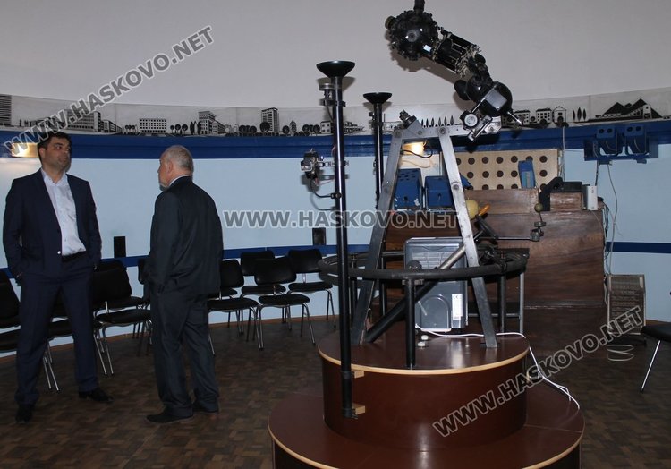 Общината търси средства за ремонт на звездната зала на Планетариума