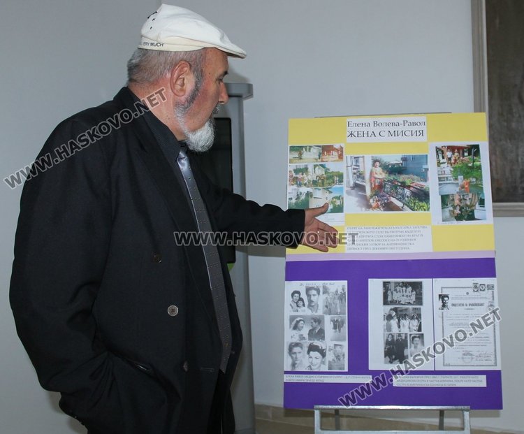 Директорът на библиотеката Петко Каневски показва експонираната изложба