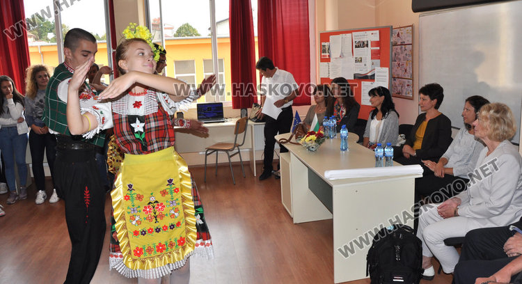 Немски доцент чете лекции по демокрация в Езиковата