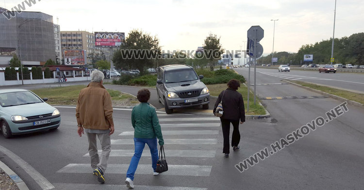Хасковски джип се прави на пешеходец в София