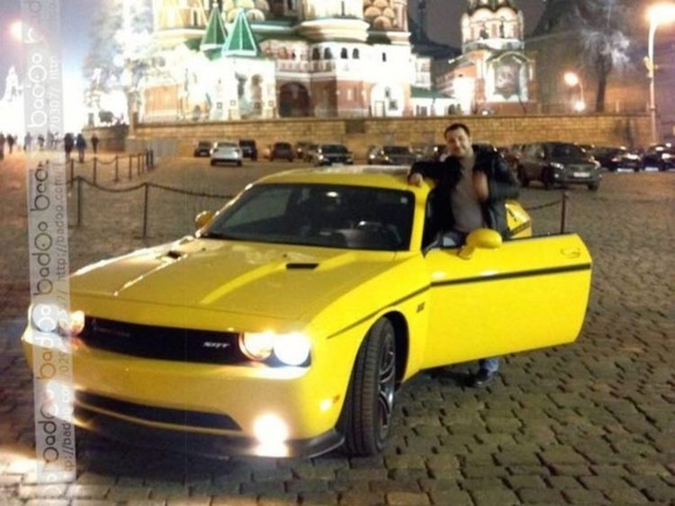 Роман Слезеньов и неговия жълт Dodge Challenger SRT. Сн.: Dept. of Justice