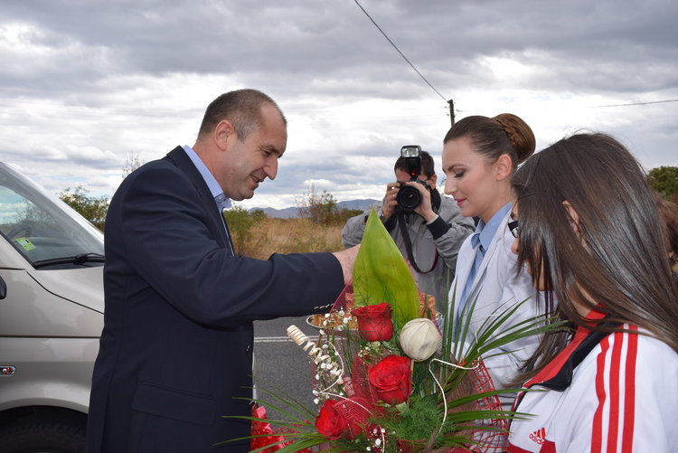 Социалистите посрещнаха ген.Радев в подножието на Орфей,обявиха го за горд българин