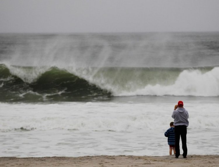 Ураганът Матю вилнее в Карибите, тайфунът Чаба в Япония