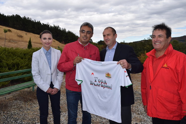 Социалистите посрещнаха ген.Радев в подножието на Орфей,обявиха го за горд българин