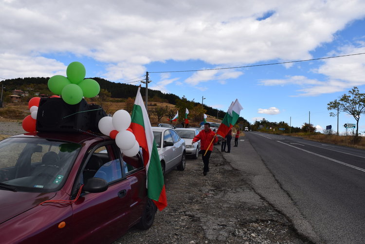 Социалистите посрещнаха ген.Радев в подножието на Орфей,обявиха го за горд българин