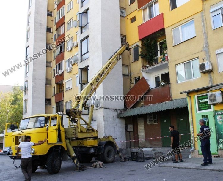 На 19 септември при ремонт се откърти парапет от тераса от блок №8