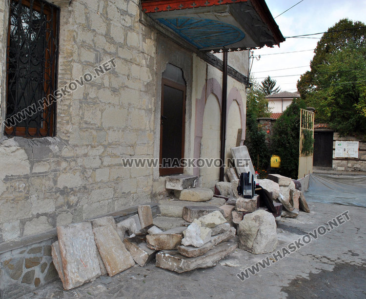 За първи път от век: ремонтират катедралния храм на Хасково