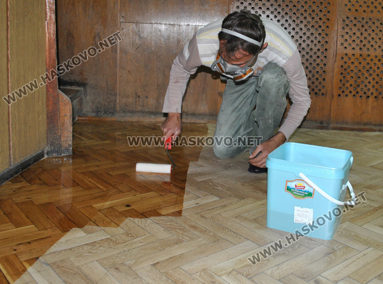 Ремонтират голямата зала в Младежки център