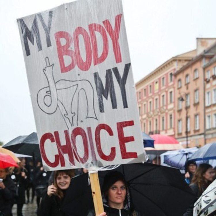 Комисия отхвърли спорния закон, забраняващ абортите в Полша