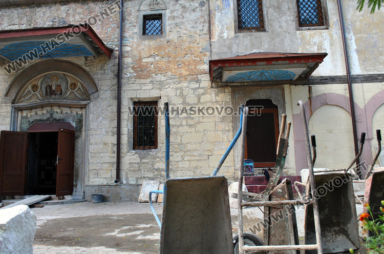 За първи път от век: ремонтират катедралния храм на Хасково