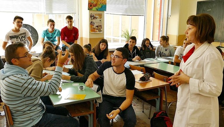 Експериментален час за нанотехнологиите проведе Златка Гарова с учениците си