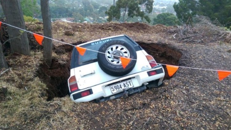 Австралия: Огромна дупка погълна автомобил заедно с пътниците