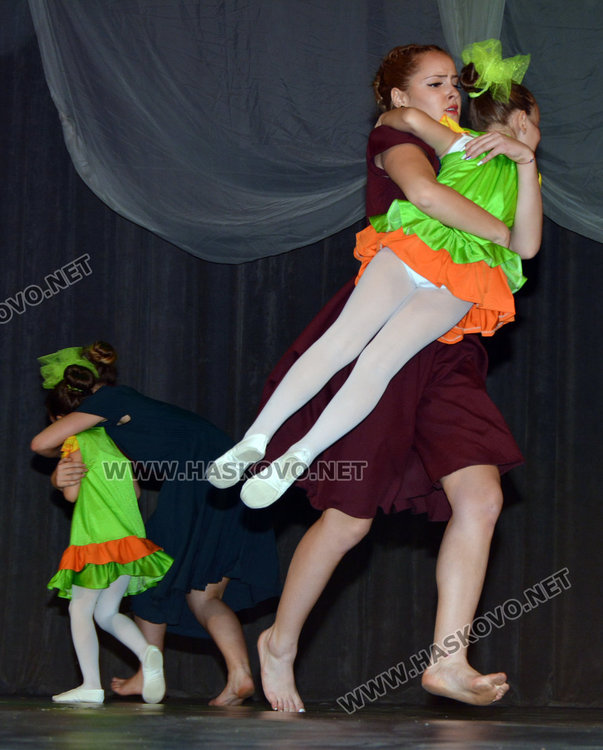 Река от цветя за 35-годишния юбилей на Тангра 