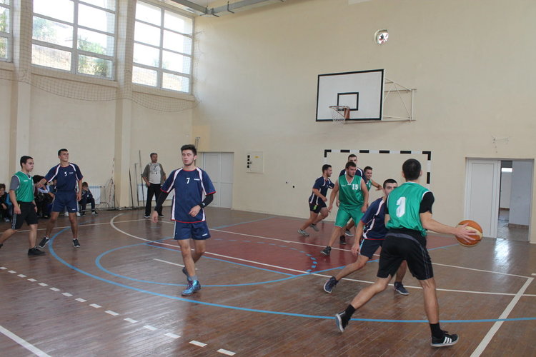 Ученици от Ардино организираха баскетболна среща с благотворителна инициатива