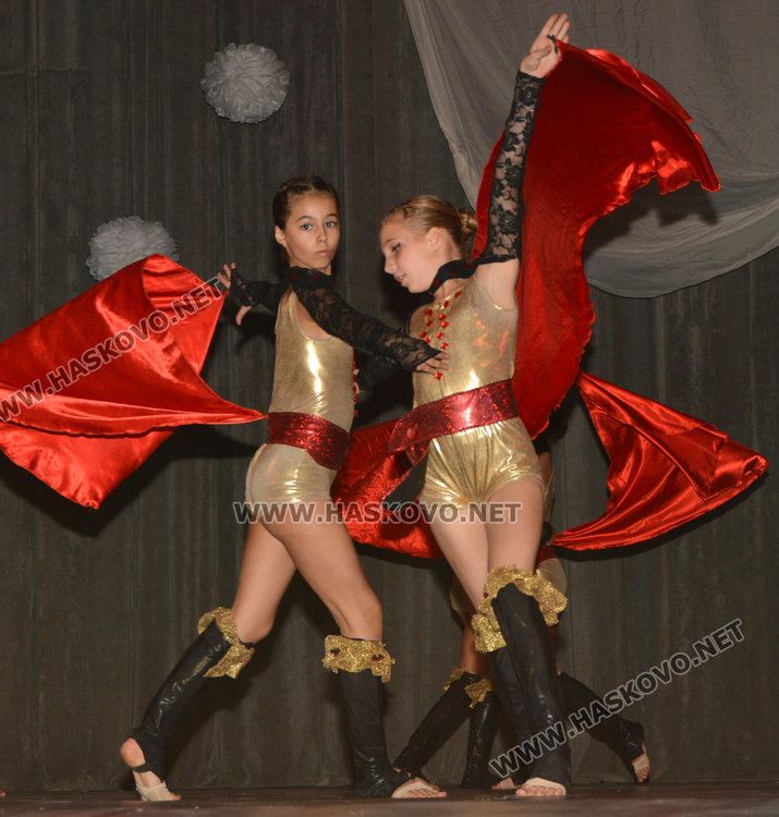 Река от цветя за 35-годишния юбилей на Тангра 