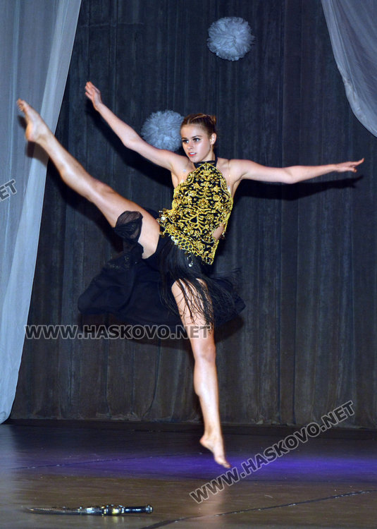 Река от цветя за 35-годишния юбилей на Тангра 