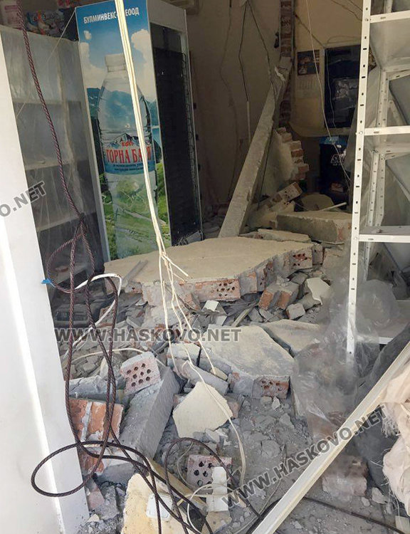 Стена рухна върху жена в магазин на „Раковски“ (обновена)