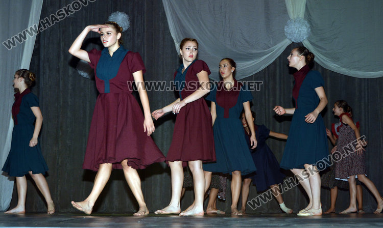 Река от цветя за 35-годишния юбилей на Тангра 