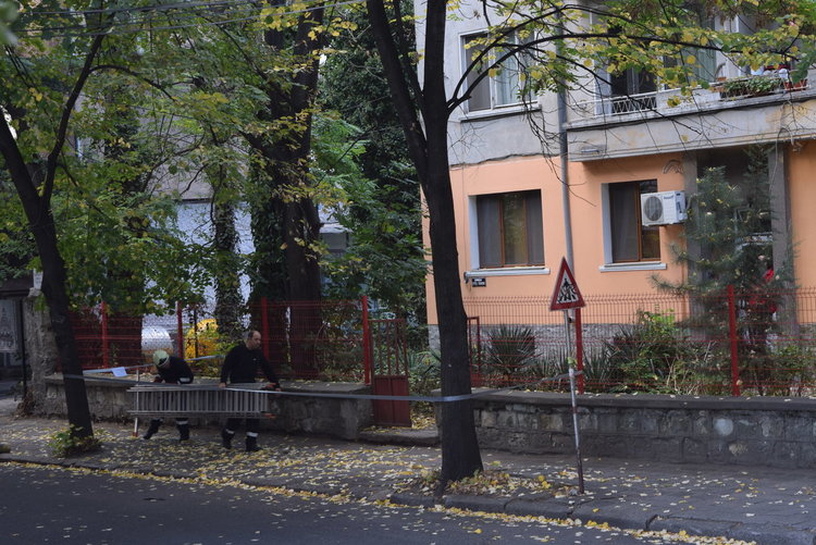 Тротоарът на "Отец Паисий" бе отцепен 