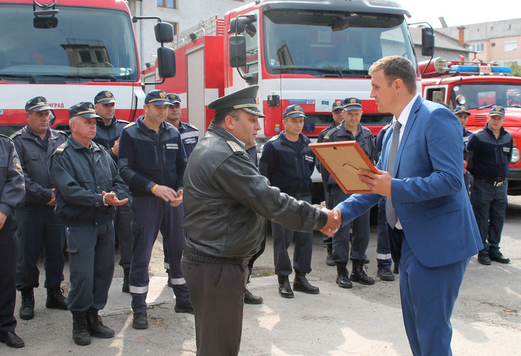 Шефът на пожарната и огнеборци от областта с награди за борбата с бедствията 