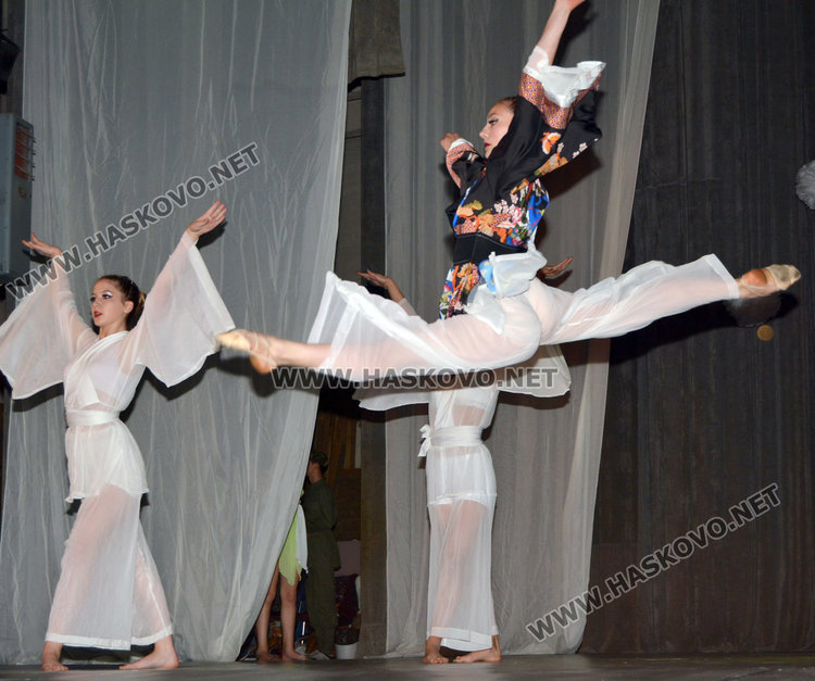 Река от цветя за 35-годишния юбилей на Тангра 