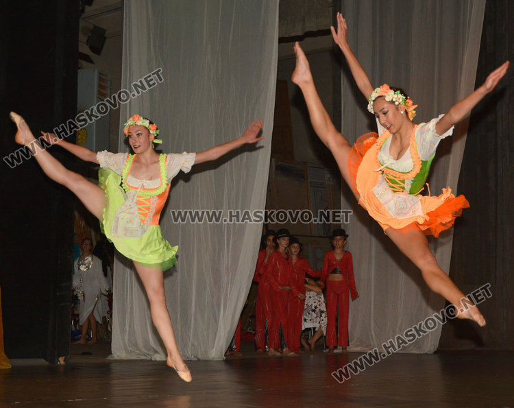 Река от цветя за 35-годишния юбилей на Тангра 