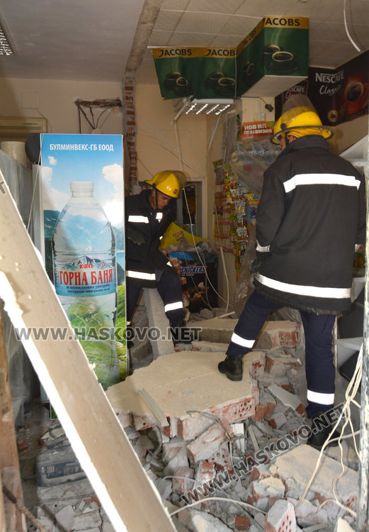 Стена рухна върху жена в магазин на „Раковски“ (обновена)