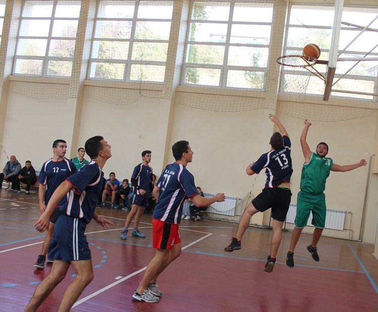 Ученици от Ардино организираха баскетболна среща с благотворителна инициатива