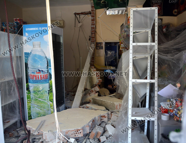 Стена рухна върху жена в магазин на „Раковски“ (обновена)