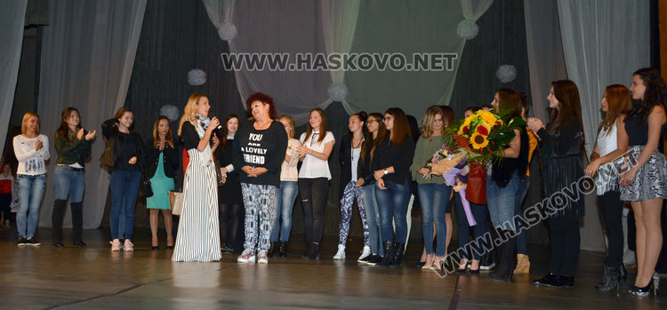 Река от цветя за 35-годишния юбилей на Тангра 