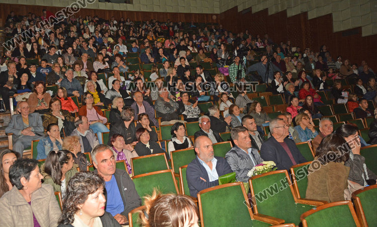 Река от цветя за 35-годишния юбилей на Тангра 