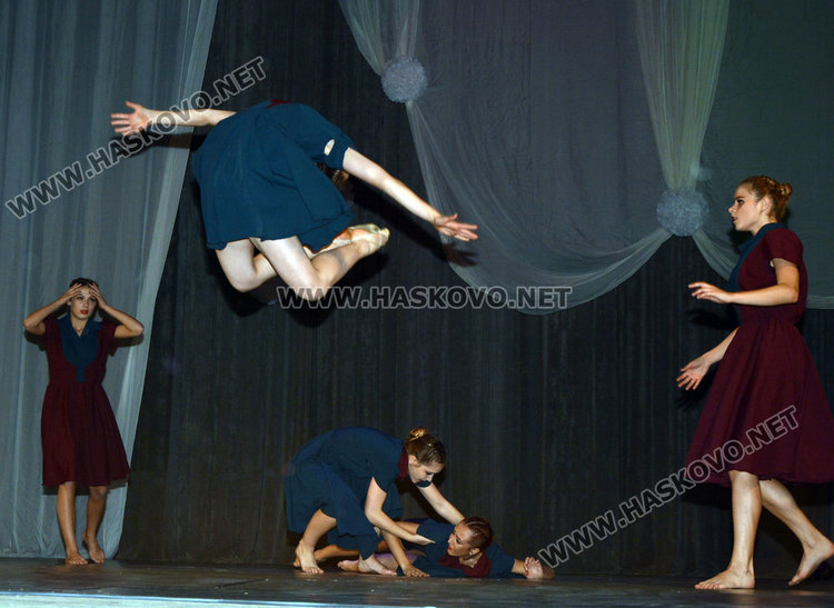 Река от цветя за 35-годишния юбилей на Тангра 