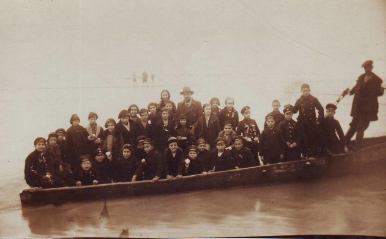 Дарители обогатиха фонда на Държавен архив-Кърджали 