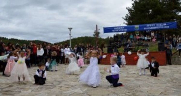 Децата на Черноочене озариха селищния празник