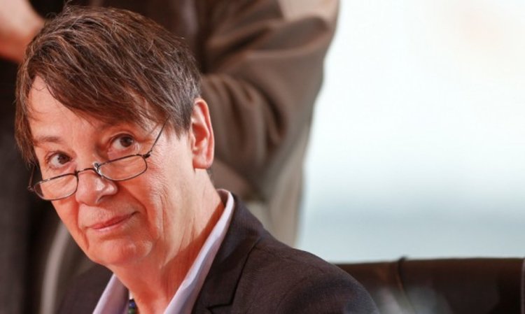 Германска министърка предизвика смут в Иран, взеха я за мъж