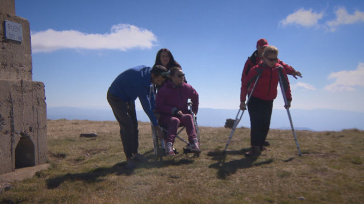 Баща с голямо сърце помага на деца с проблеми да се качват в планината