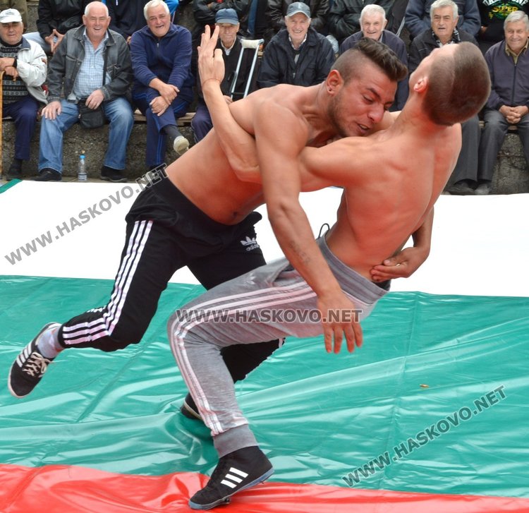 От деца до ветерани в хватка на народните борби „Карабаа” в Харманли