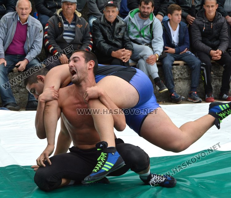 От деца до ветерани в хватка на народните борби „Карабаа” в Харманли