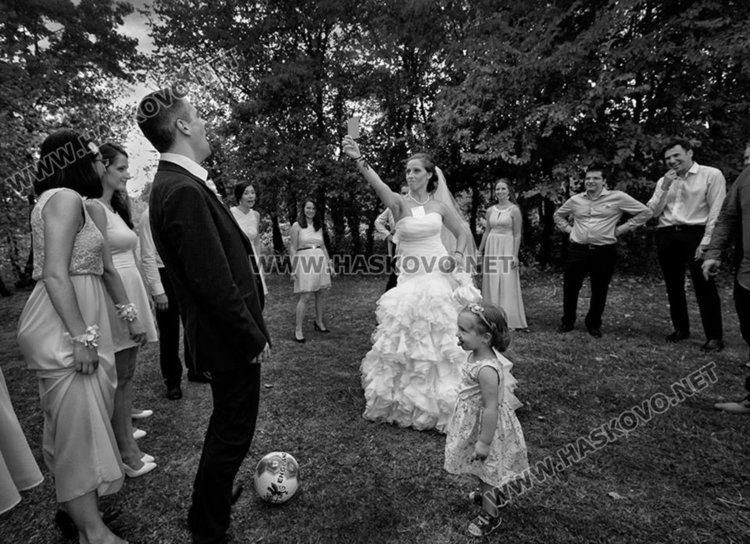 Футболна сватба в Хасково, булката показва червен картон на младоженеца