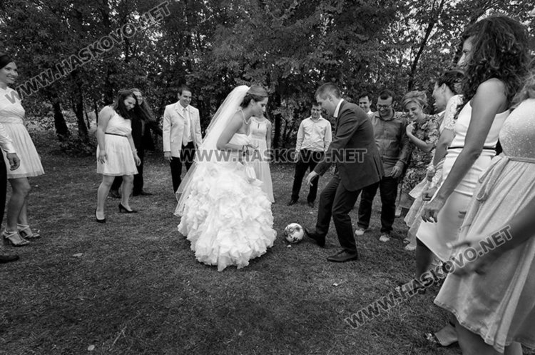 Футболна сватба в Хасково, булката показва червен картон на младоженеца